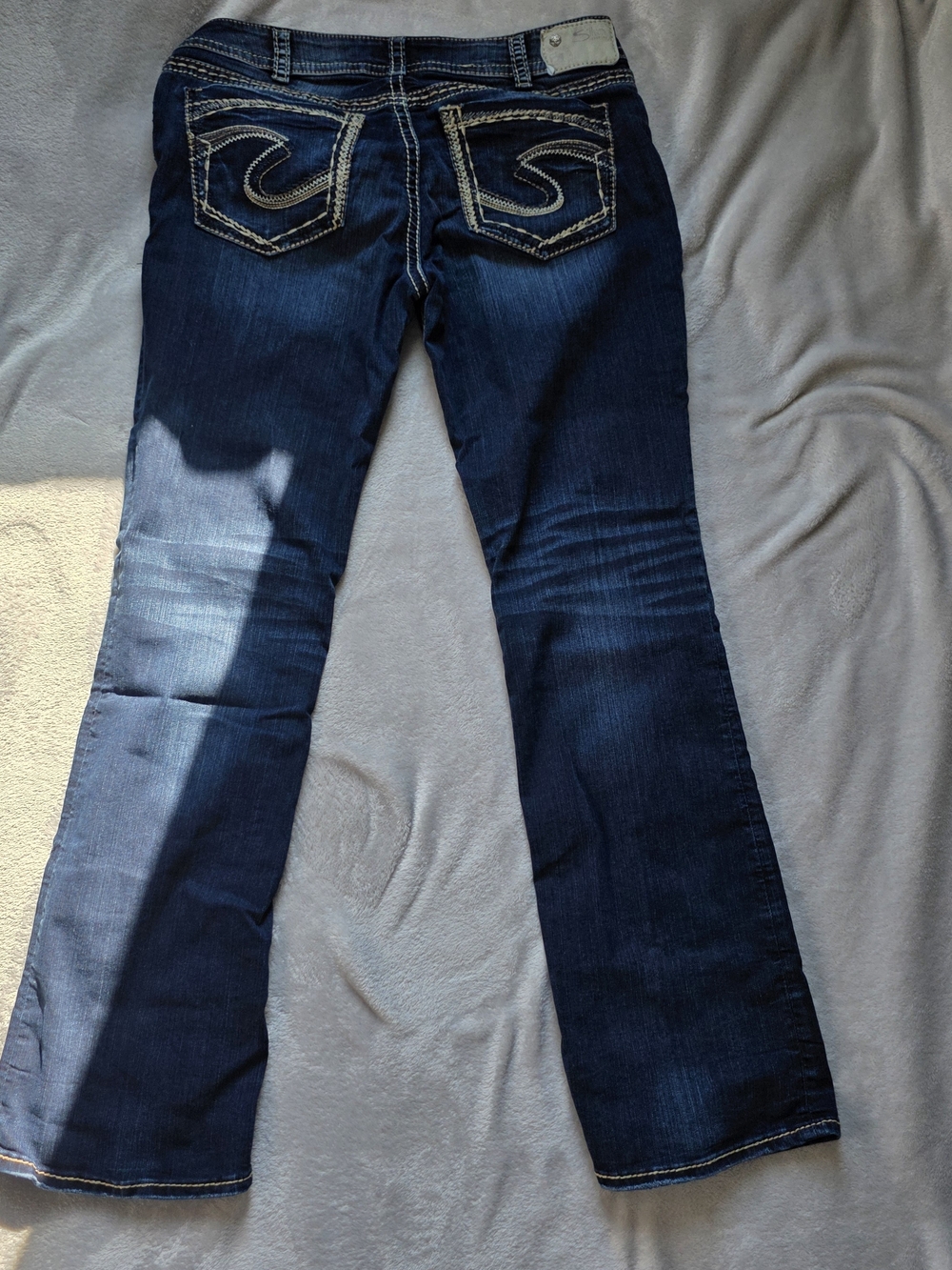 Silver Jeans Dark Blue Flare Jeans with Contrast Pocket StitchingI
